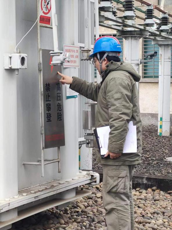 严守职责 国网荆州变电检修分公司巡检110千伏变电站护卫设备安全文明度冬