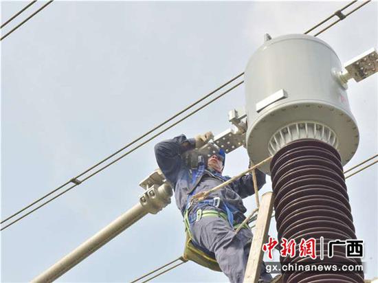 广西崇左 抓紧变电检修 确保安全供电 变电站设备检修进行时